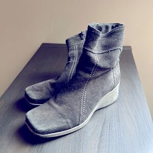 La Canadienne womens zip black suede boots